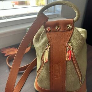 Valentina Convertible
Shoulderbag Backpack Handbag Green Brown Leather Like NEW.